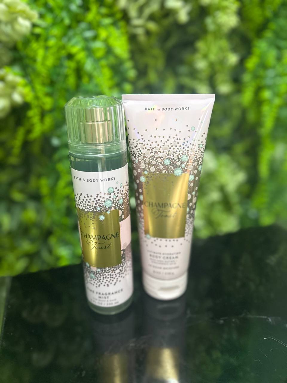 Kit Champanhe Tost - Fragrance  Pop, fizz, clink! Considere isso seu convite para uma celebração dos sentidos. Estreou pela primeira vez em 2018 e se tornou um ícone instantâneo desde então. Viva, efervescente e ainda assim frutada... Estamos brindando a esse spritzer que é amado por tantos, é a nossa fragrância número1 Notas de fragrância: champanhe espumante, frutas vermelhas espumantes e tangerina suculenta.