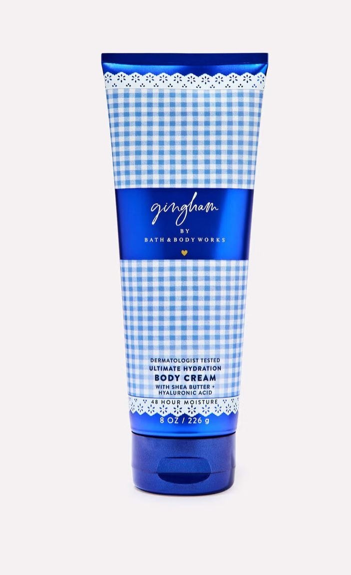 Bory Cream Gingham - Uma celebração de tudo o que você ama na Bath & Body Works desde 1990. É fresco, vibrante e alegre, então é claro que é nossa fragrância registrada. Traga a autenticidade e a alegria da nossa marca à vida com essa fragrância limpa e vibrante sem esforço.  Notas de fragrância: frêsia azul, pêssego branco e clementina fresca.