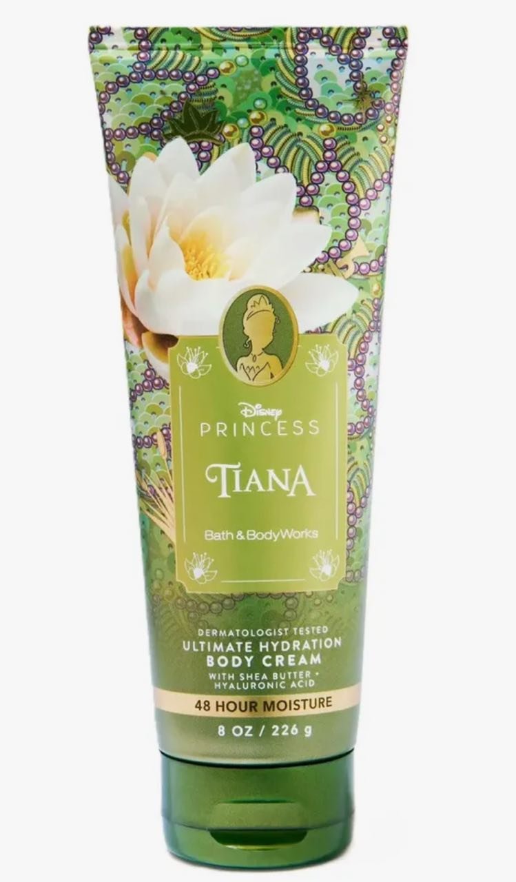 Bory Cream Tiana Coleção Princesas BBW 
Notas 
Water Lily (Lírio-d’água) — floral delicado e aquático, trazendo frescor.
Gilded Amber (Âmbar dourado) — quente, confortável e levemente adocicado.
Shimmering Bayou Woods (Madeiras do Bayou) — madeira suave e envolvente, dando profundidade e fixação.