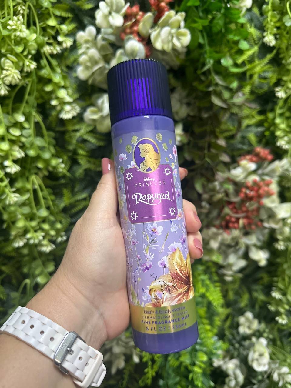 Bory Splash Rapunzel Coleção Princesas BBW 
Notas
Glowing Sundrop Flower — flor ensolarada, luminosa e delicadamente floral
Rich Nectar — néctar rico, trazendo um toque frutado, doce e suculento
Golden Musk — musk dourado, macio, quente e confortável

fragrância floral-frutada, alegre, luminosa e levemente adocicada, com um fundo de musk que deixa o perfume mais aconchegante.