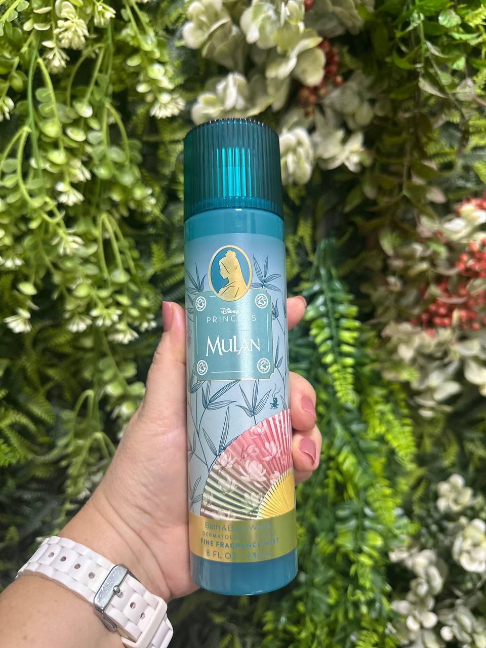 Bory Splash Mulan Coleção Princesas 
Magnolia Blossom (Flor de Magnólia) — floral delicado, fresco e elegante.
Fierce Waters (Águas Frescas/Intensas) — traz o lado aquático, limpo e refrescante.
Radiant Apricot (Damasco Radiante) — toque frutado, levemente doce e suculento. 
Mulan é fresca, limpa e delicadamente frutada, com magnólia, água refrescante e um toque de damasco. Tem aquele cheiro de banho tomado, feminino e elegante.”