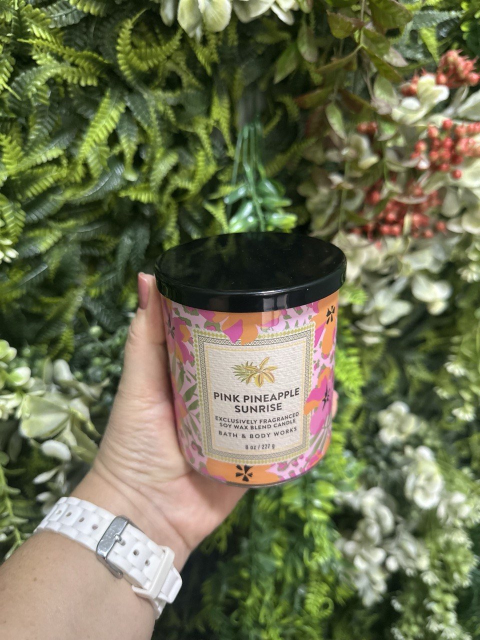 Vela 1 Pavio Pink Pineapple 
É uma fragrância frutada, tropical, doce e bem alegre, com destaque para o abacaxi. Perfume de verão, mas com um fundinho cremoso por causa da baunilha.