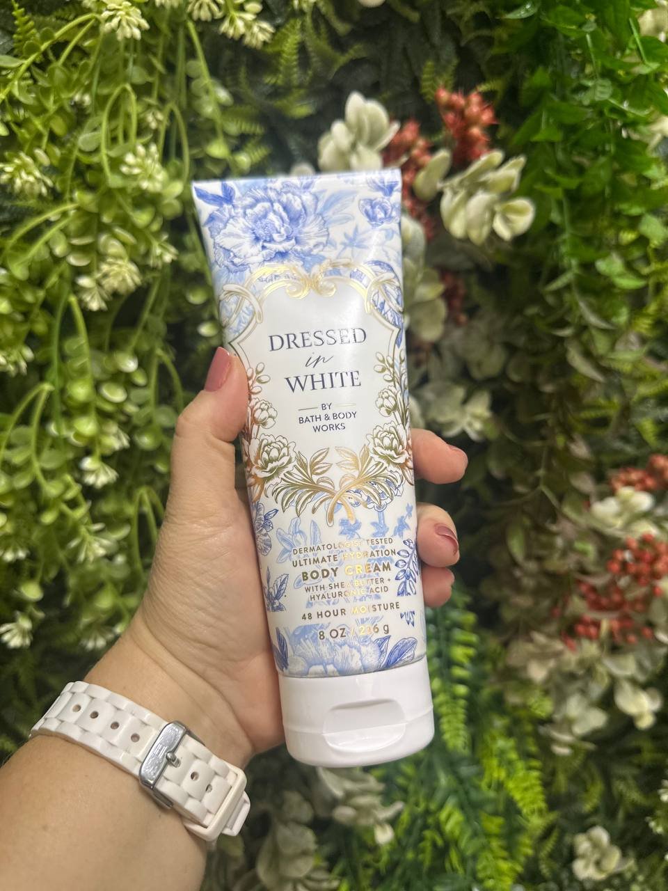 Bory Cream Dressed White 

Comemore o início de uma nova história com uma fragrância doce e quente inspirada em florais elegantes e começos românticos.

Notas flores de pêra, gardênia de marfim e madeiras de cetim.