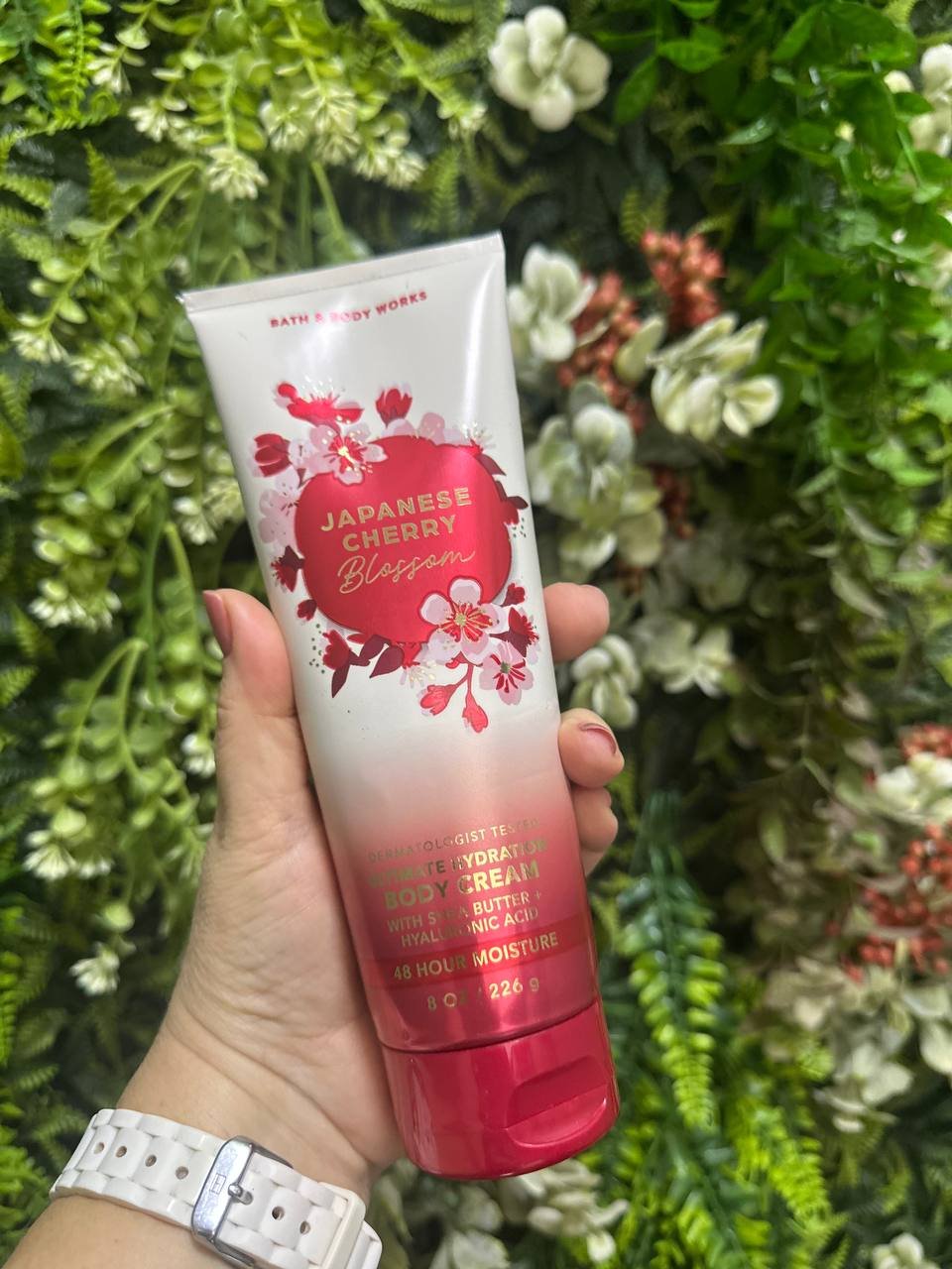 Bory Cream Japanese Cherry ?? 

Linda, atemporal e amada - a Flor de Cerejeira Japonesa .Desde 2006, esta fragrância icônica tem servido uma beleza elegante e floral que não pode ser exagerada. 

Notas: flor de cerejeira japonesa, pêra asiática, pétalas frescas de mimosa, jasmim branco, sândalo corado.