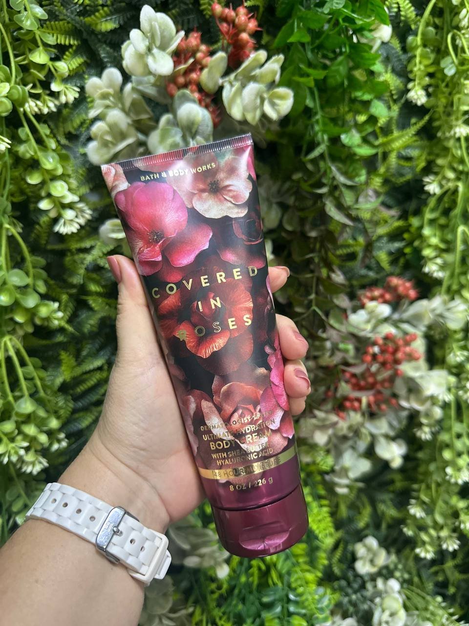 Bory Cream Covered In Roses

Mergulhe na suavidade de milhares de pétalas de rosa. Esta fragrância envolve você em um romance turbulento que você não consegue resistir - caloroso, sedutor e encantador.

Notas de fragrância: bagas de rubi, botões de rosa açucaradas e âmbar blush.