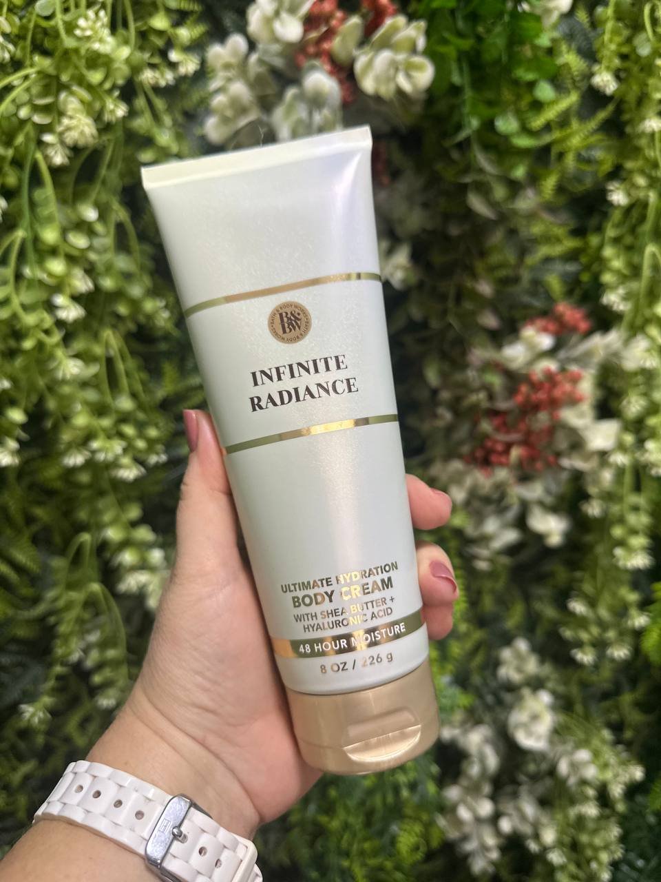 Bory Cream Infinity Radiance

Amadeirado, floral e radiante de luxo, este ponto brilhante diário permite que seu brilho natural brilhe.

Notas de fragrância: tangerina doce, muguet opulento e madeira âmbar sensual.