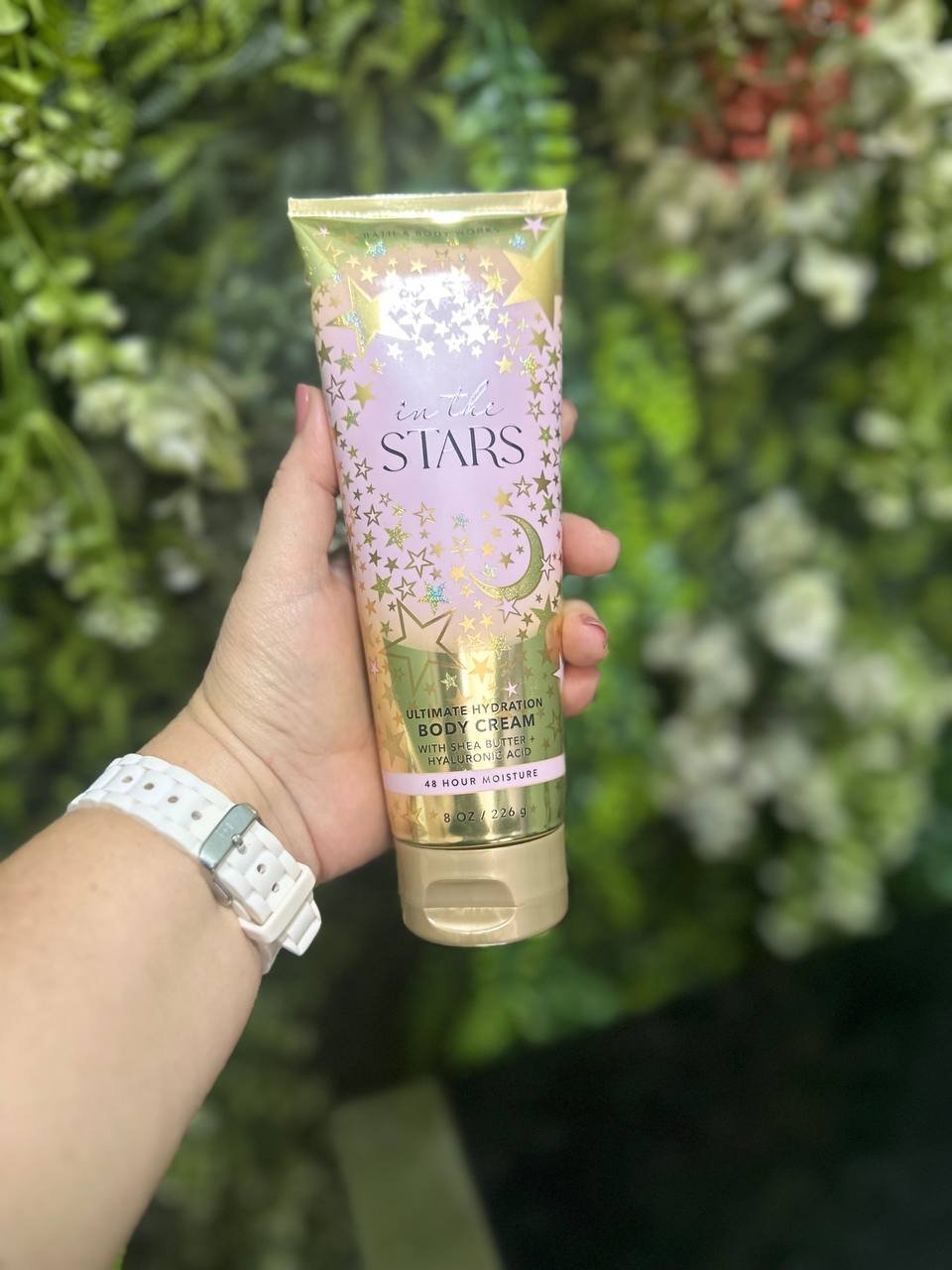 Bory Cream In The Stars 

Quando você quiser fazer cada momento brilhar, alcance as estrelas—e esta fragrância doce e cintilante. 

Notas de fragrância: flor de estrela, almíscar de sândalo, tangelo açucarado, madeira de ágar branca e âmbar radiante.