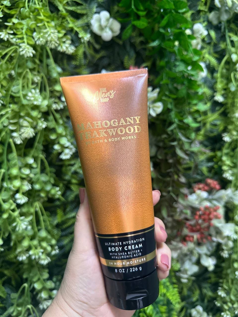 Bory Cream Masculino Mahogany TeakWood 

Fragrância caseira lenhada e misteriosa que se tornou um ícone de fragrância rica e refinada - a madeira de teca de mogno continua a cativar todos os corações em seu caminho. 

Notas de fragrância: mogno, madeira de teca preta e lavanda.
