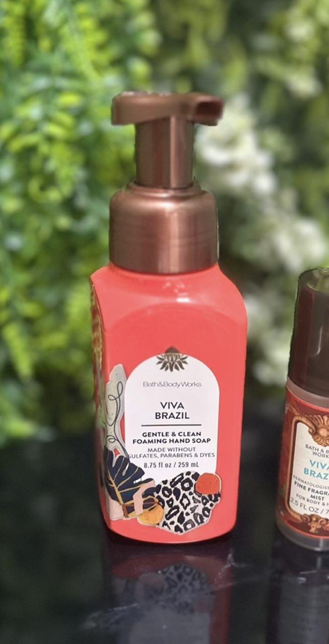 Sabonete de Espuma para as mãos 
Viva Brazil é Brasil em forma de perfume: goiaba fresquinha, maracujá vibrante e água de coco. Um aroma tropical, doce na medida e super refrescante

E o sabonete é espuma para as mãos, 259 ml, enriquecido com vitamina E, manteiga de karité e aloe vera.