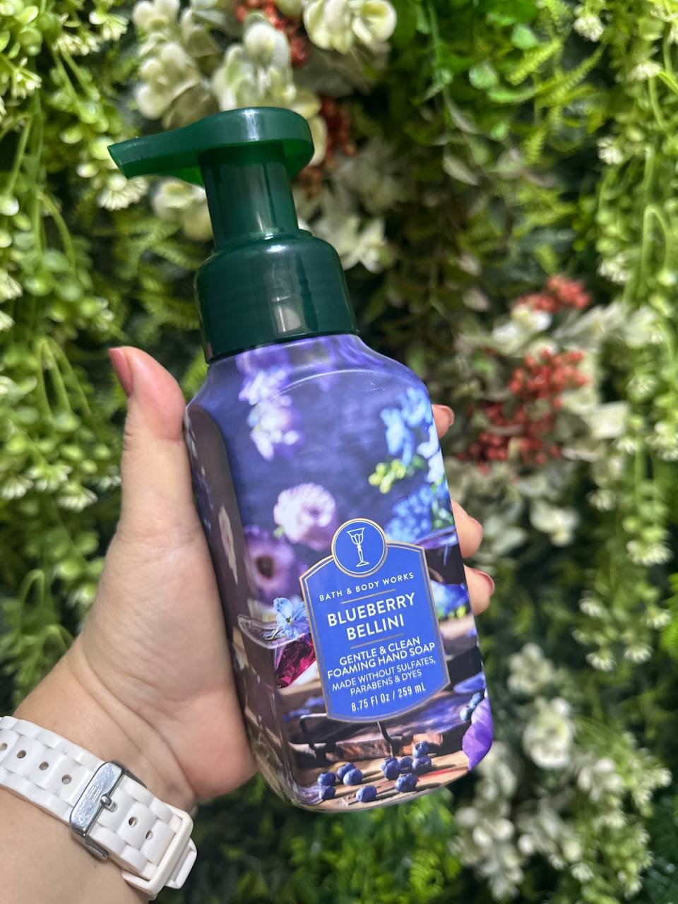 Sabonete Espuma 
É uma fragrância frutada, fresca e borbulhante, como um drink de frutas vermelhas bem geladinho. As notas oficiais são blueberry silvestre, cítricos vibrantes e prosecco borbulhante, perfeito para deixar o lavabo com aquele aroma delicioso de frutas frescas.