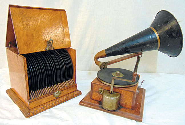 Berliner Gramophone with record case