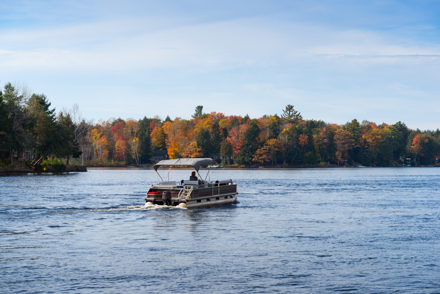 featured-what-is-a-pontoon-boat-03-2022