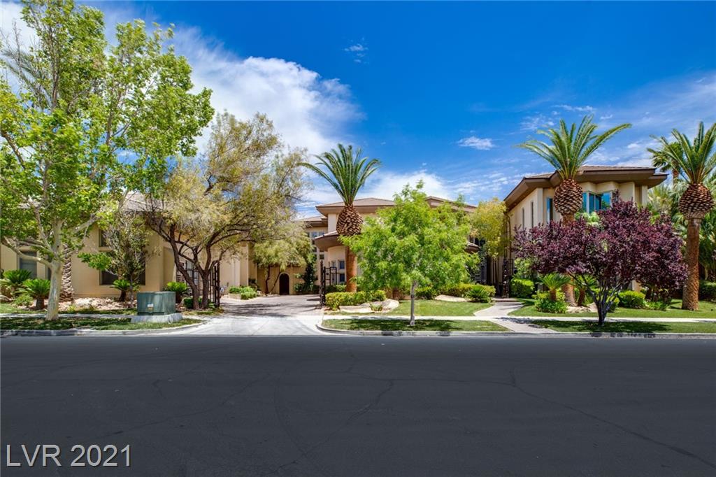 Las Vegas Guard Gated Homes and High Rise Condos / by Deluxe Realty