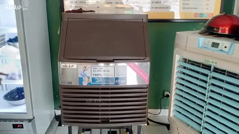 Máy Làm Đá Viên Hải Âu HA 100 máy làm đá viên hải âu HA 100 tại một cửa hàng