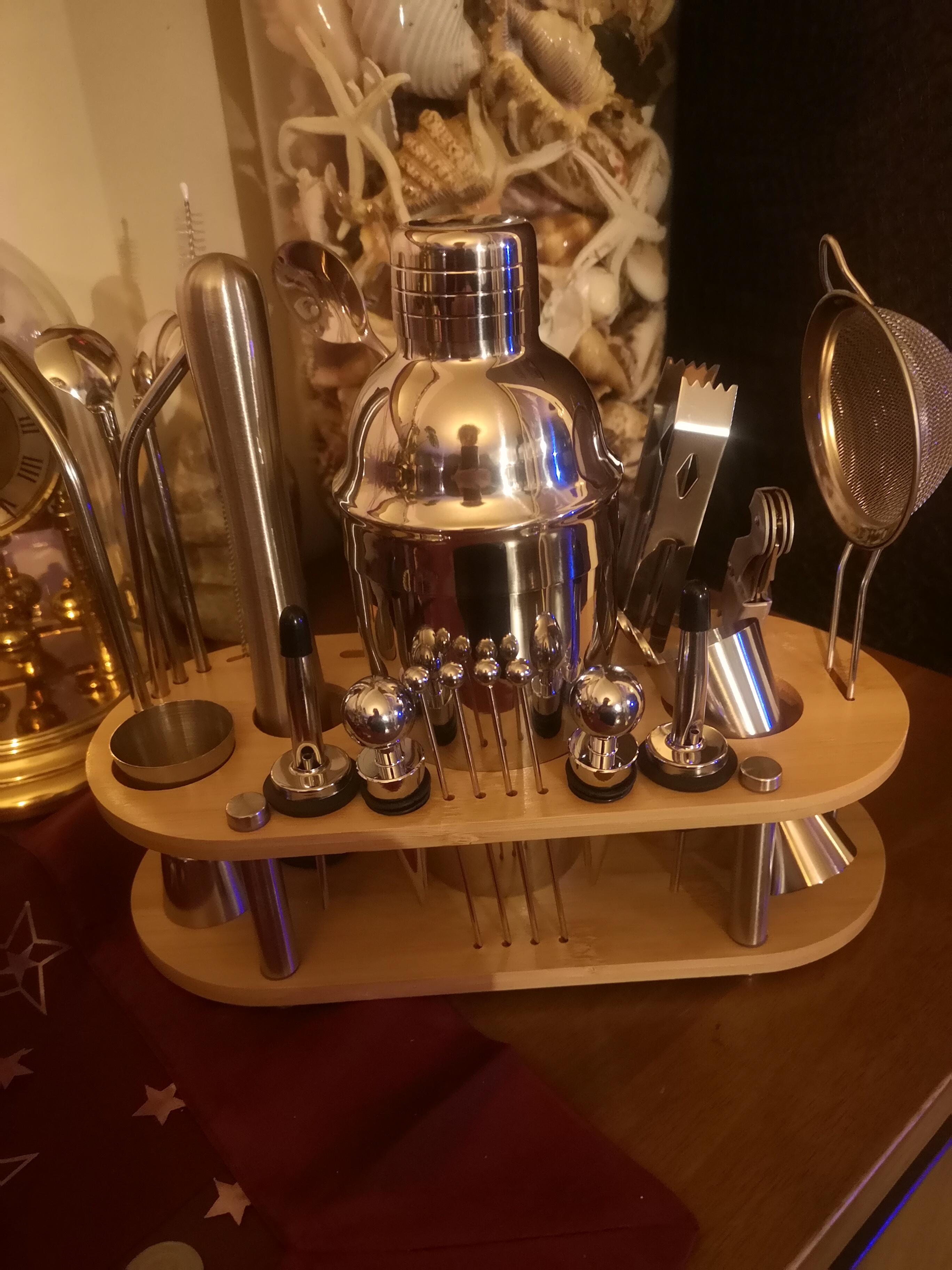 Set de cocktail conforme à la description. B