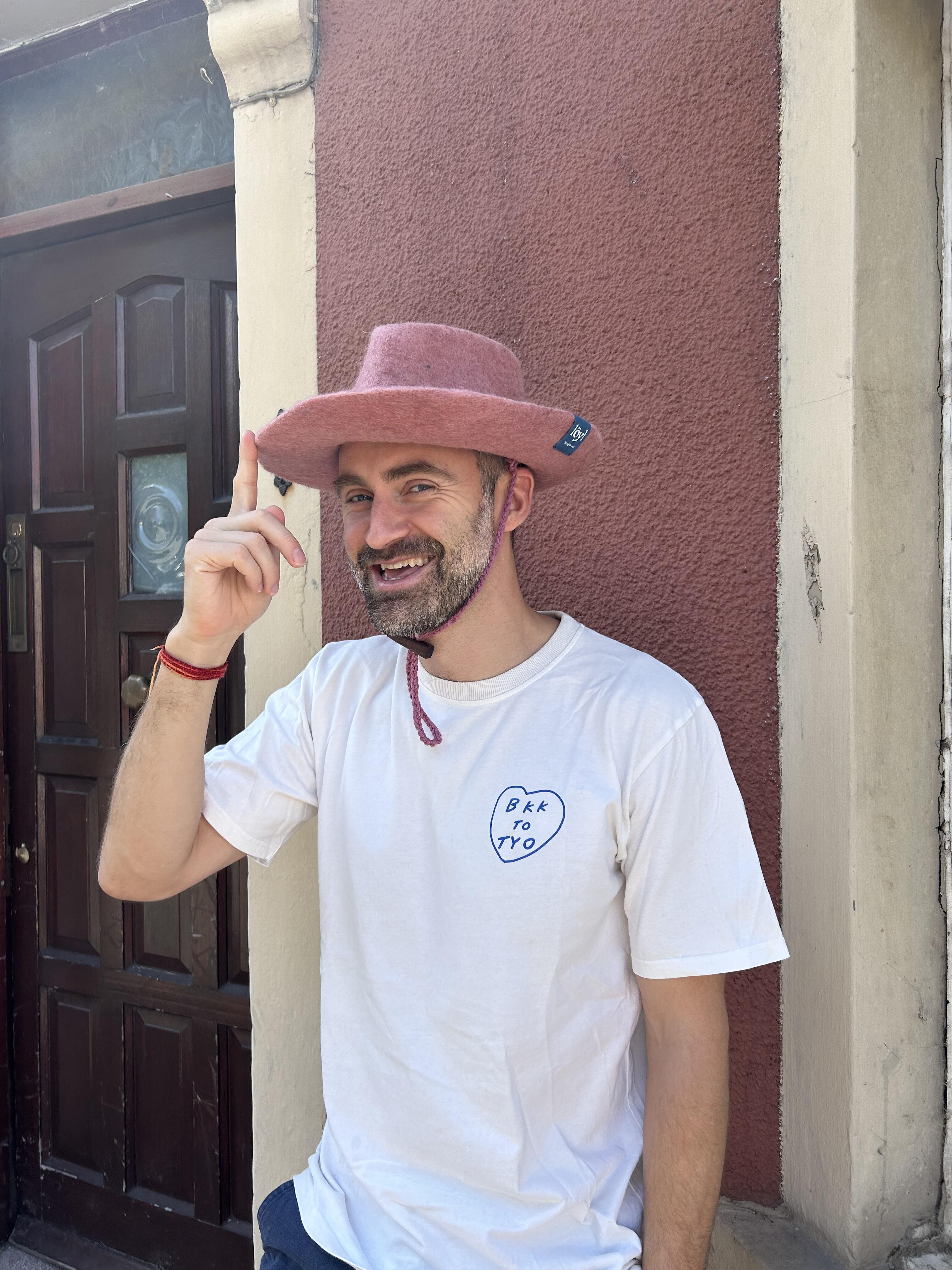 customer photo of Tom wearing the löyl cowboy sauna hat