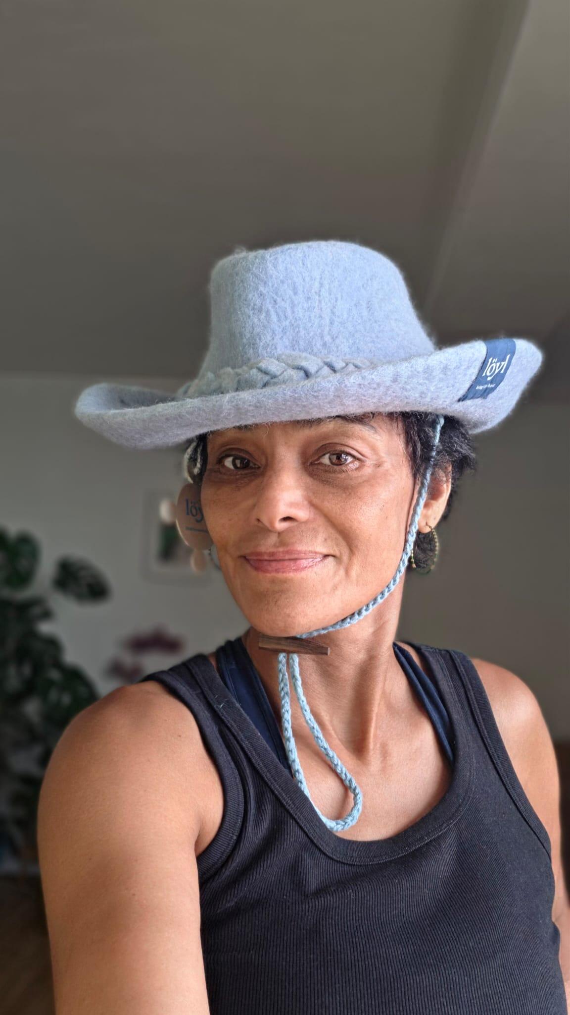 customer photo of Gidd wearing the löyl cowboy sauna hat