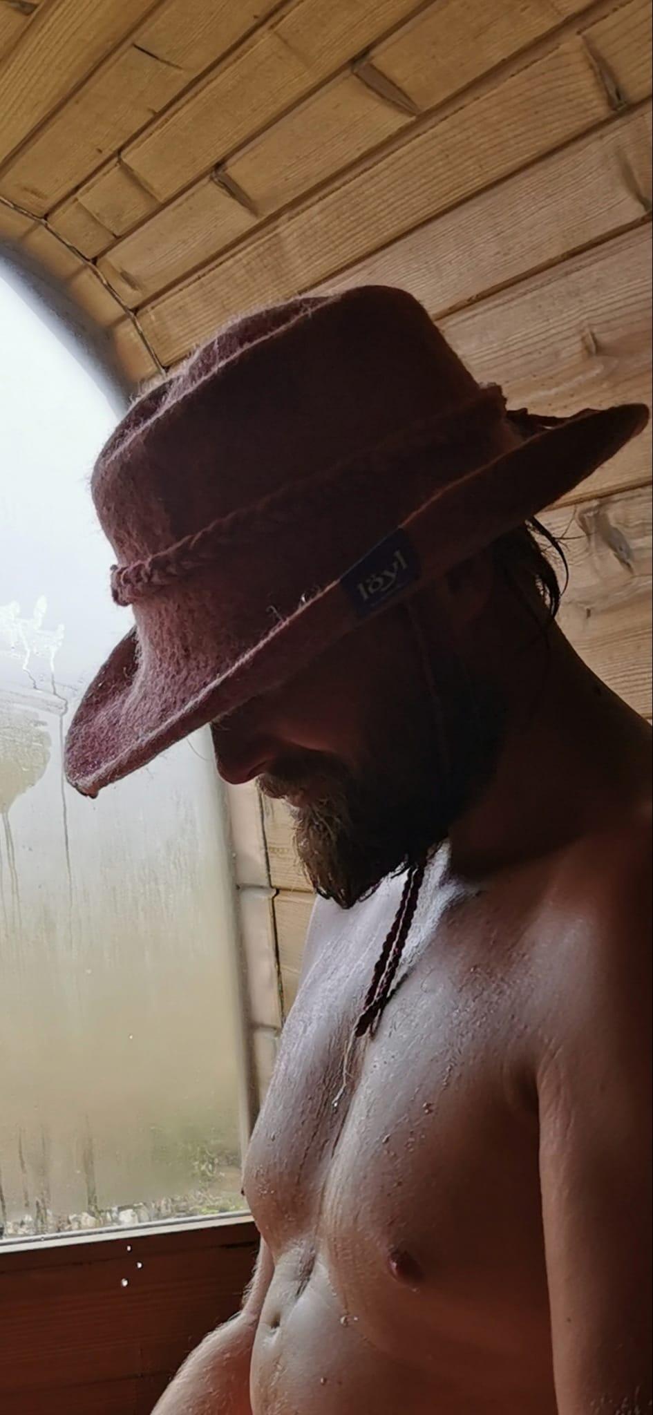 customer photo of Matt wearing the löyl cowboy sauna hat