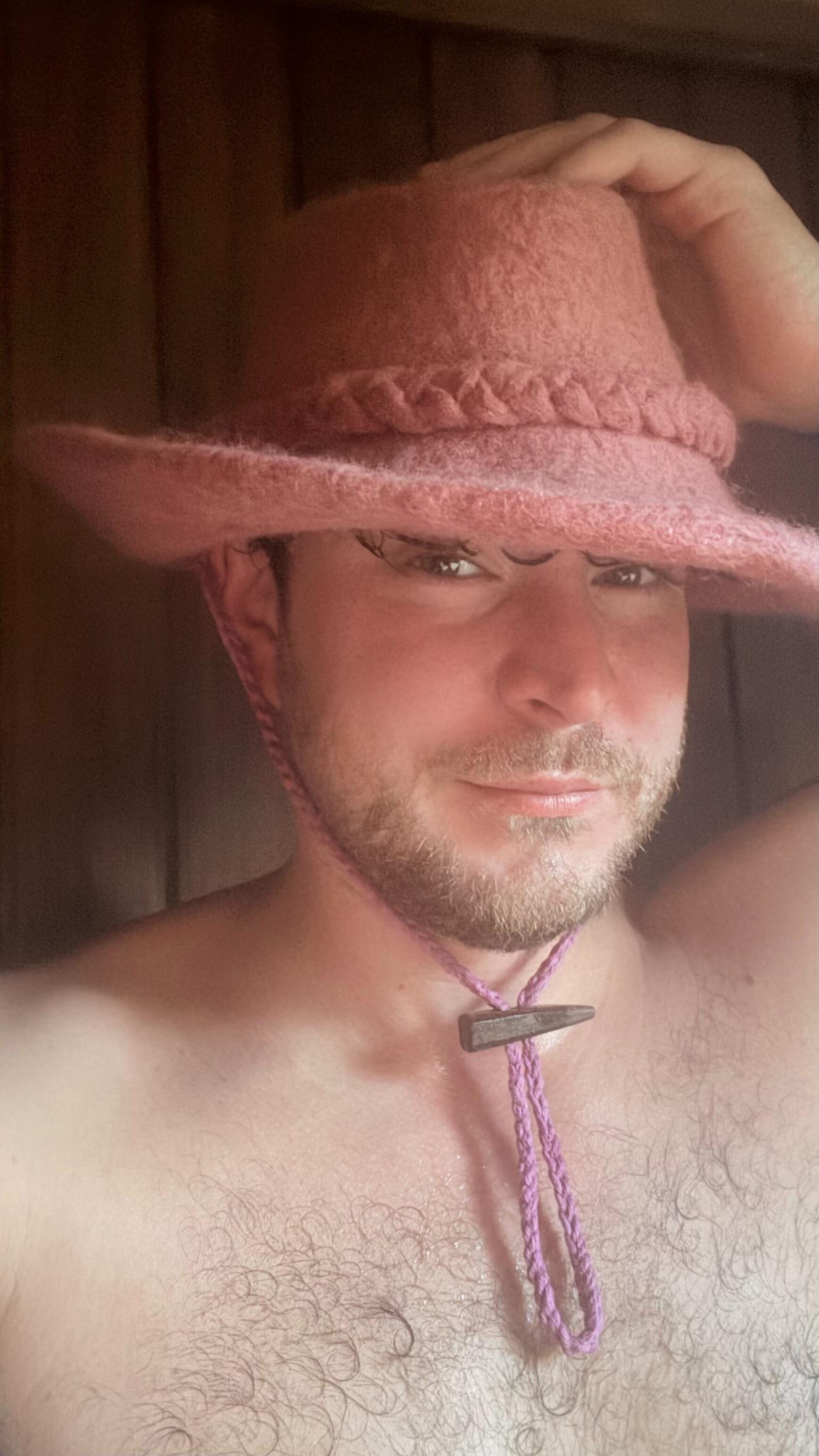 customer photo of Sam wearing the löyl cowboy sauna hat