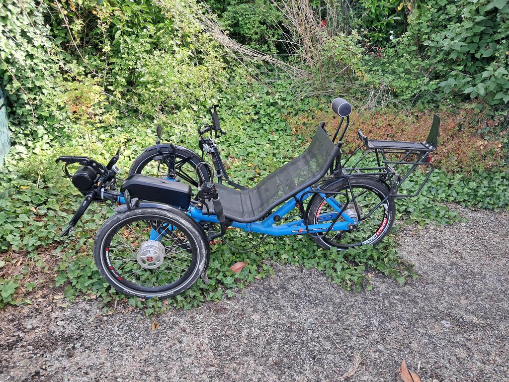 Tricycle couché AZUB T'Tris équipé du moteur PowerTrail Z8 et batterie Hailong 720Wh - Syklo
