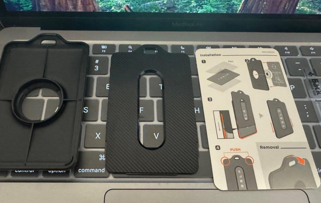 TeslaHubs™ Card Case with Air Tag customer photo
