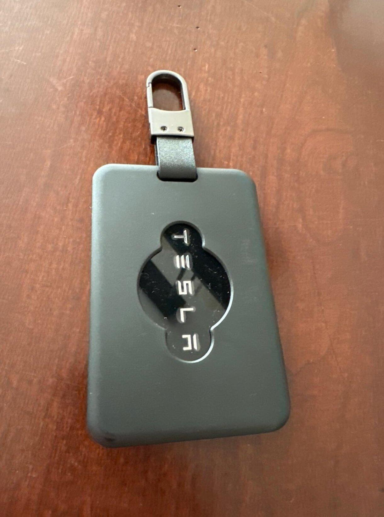 TeslaHubs™ Card Case with Air Tag customer photo