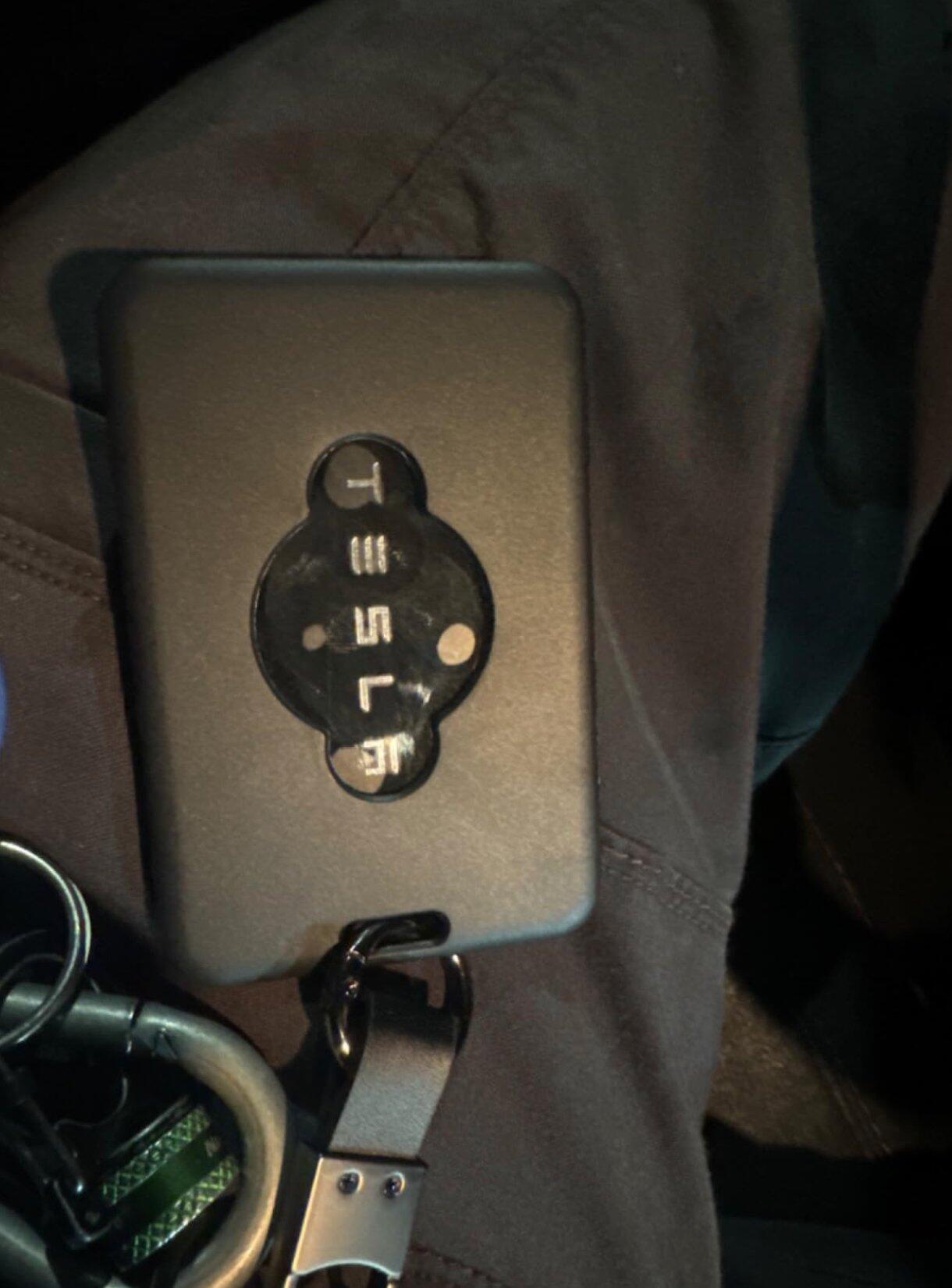 TeslaHubs™ Card Case with Air Tag customer photo