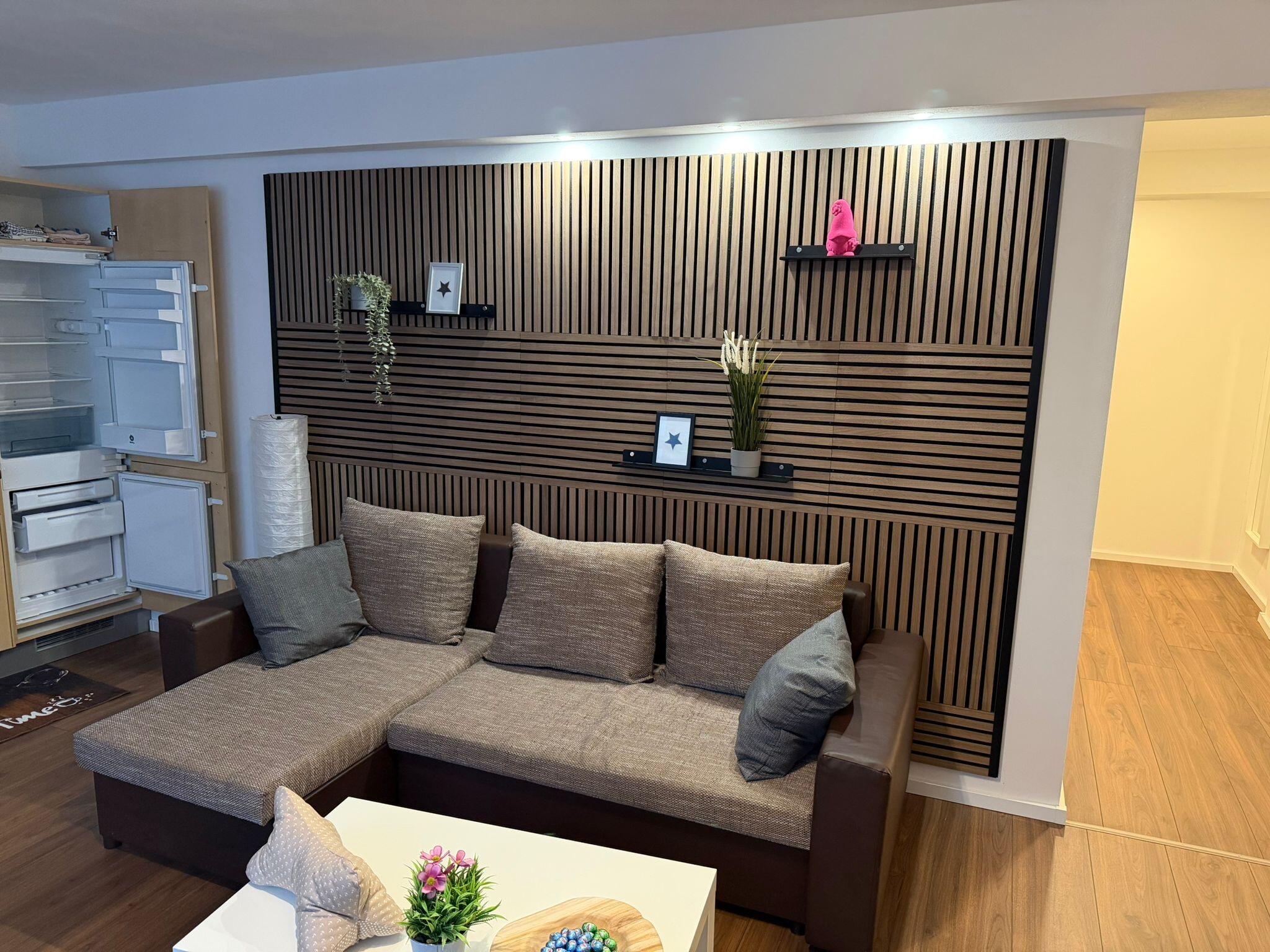 Kundenfoto eines WALLTRAUD Regals an einer Paneelwand