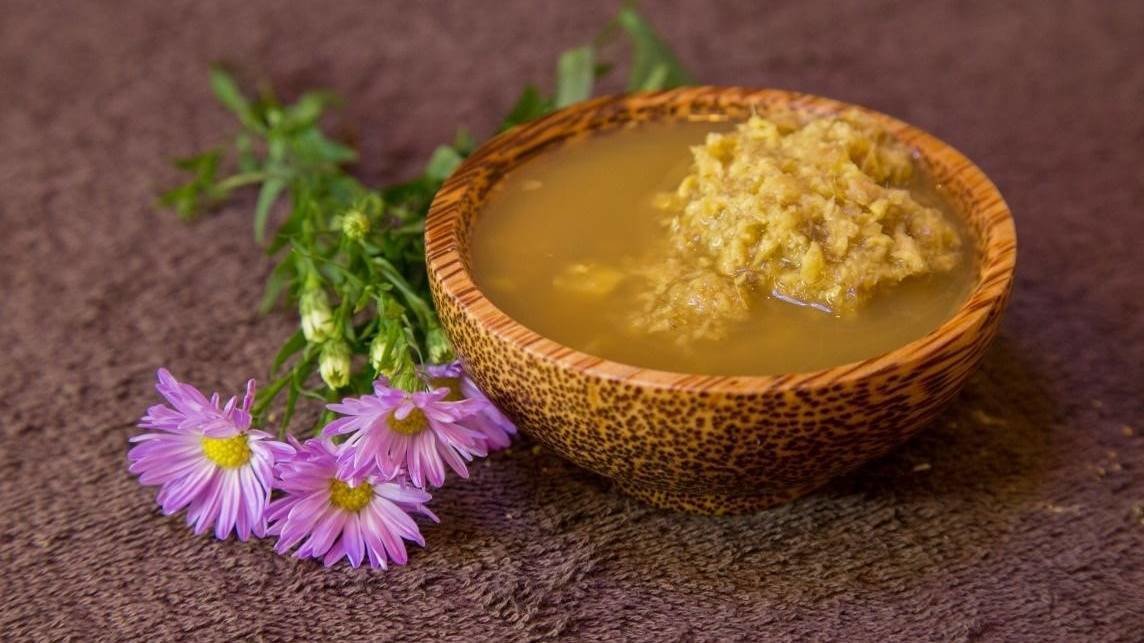 Rượu gừng nghệ xoa bóp phụ nữ