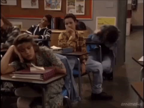 GIF animado de uma sala de aula, com um aluno caindo da carteira de tanto sono, e outros alunos dormindo segurando o queixo com as mãos