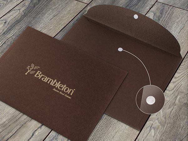 Presentation-folder-with-a-velcro-closure-2