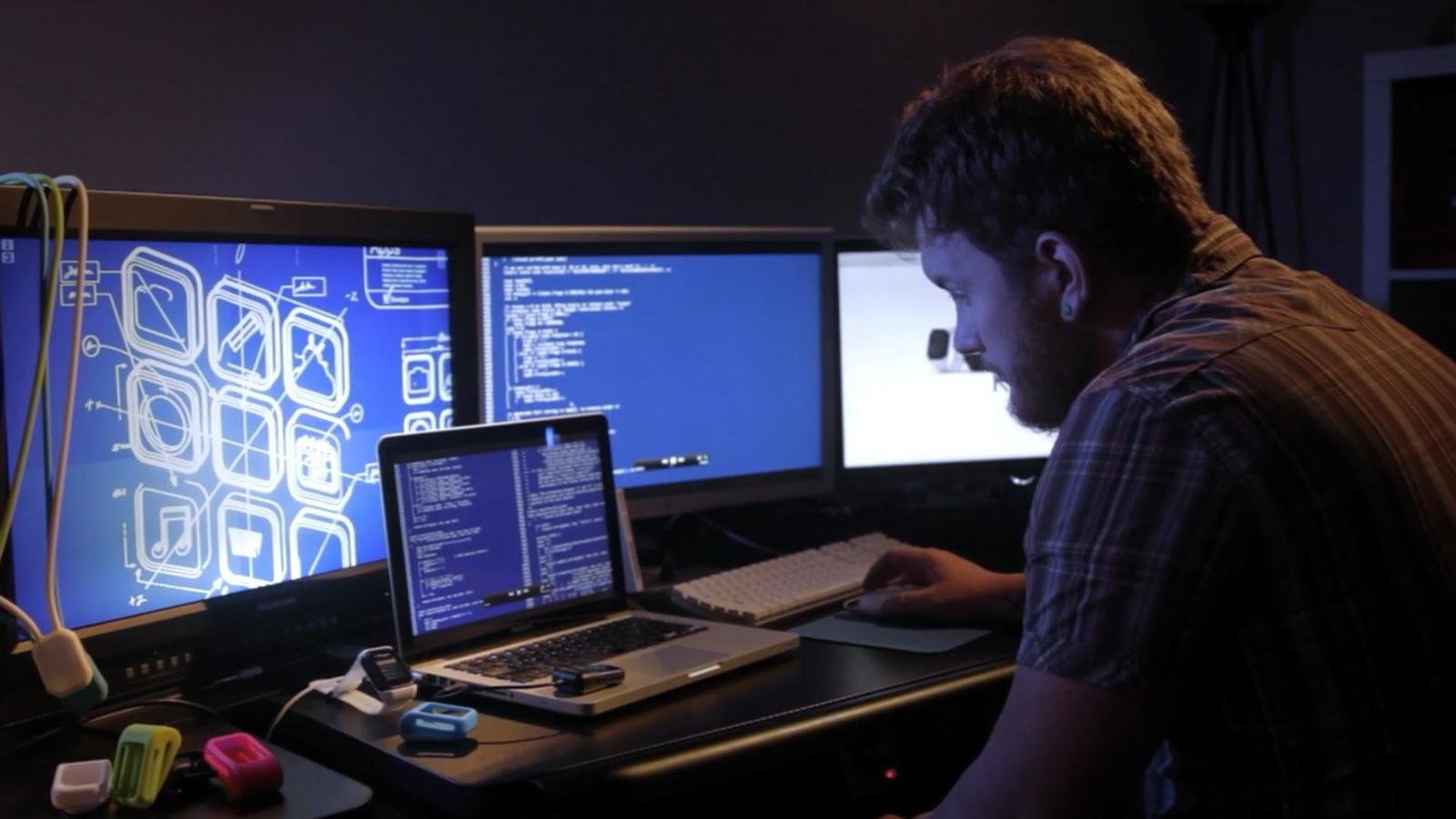 Автоматизация и диспетчеризация. Инженер с компьютером. Профессия it специалист. Специалист по кибербехзопаснос ти\. Monitoring engineering.