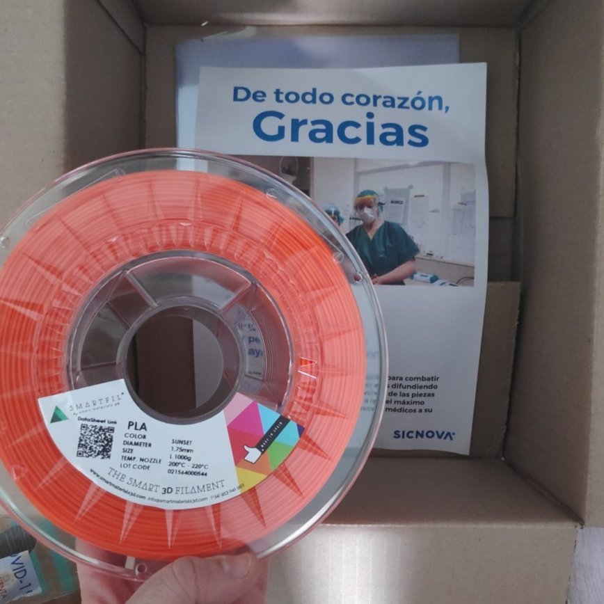 Bobina de filamento naranja donada por la empresa SicNova para la impresión de material destinado a los hospitales