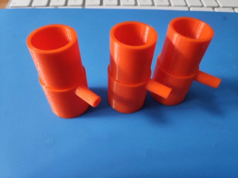 En la imagen se ven 3 boquillas en forma de cilindros impresos en 3D con el filamento donado para los respiradores de los hospitales.