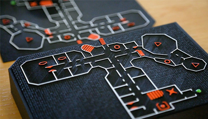 FeelObject es la joven startup francesa que ha creado Virtuoz, un mapa impreso en 3D táctil e interactivo para todos aquellos que sufren de discapacidad visual. El mapa 3D se fabrica en una impresora 3D FDM con nylon y se puede personalizar de acuerdo con las necesidades de su usuario. Está diseñado en relieve y representa el interior de un edificio, un apartamento, una casa, etc. Este plan impreso en 3D también incorpora símbolos correspondientes a puntos de referencia (salida de emergencia, inodoros, etc.): cuando la persona lo presiona, obtiene información de sonido que lo guiará en su curso.