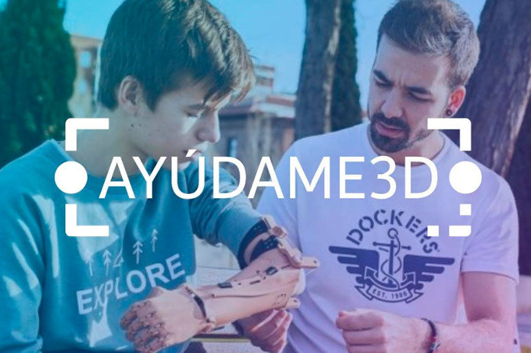 En la imagen aparecen Guillermo (CEO de Ayúdame3D) que está ayudando a otro chico a ajustarse correctamente la prótesis realizada mediante impresión 3D.