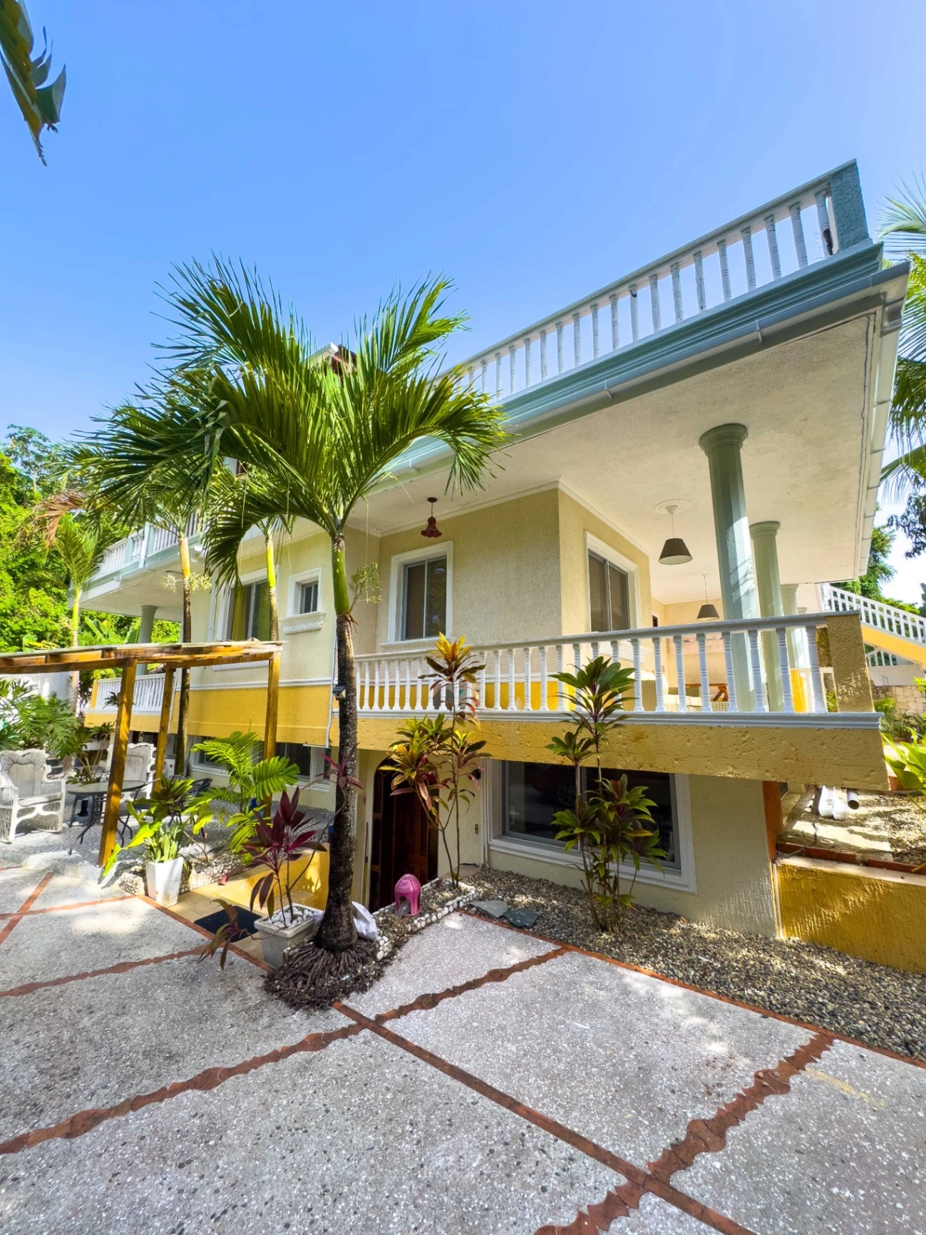 Spacious 2 bedroom apartment dining area