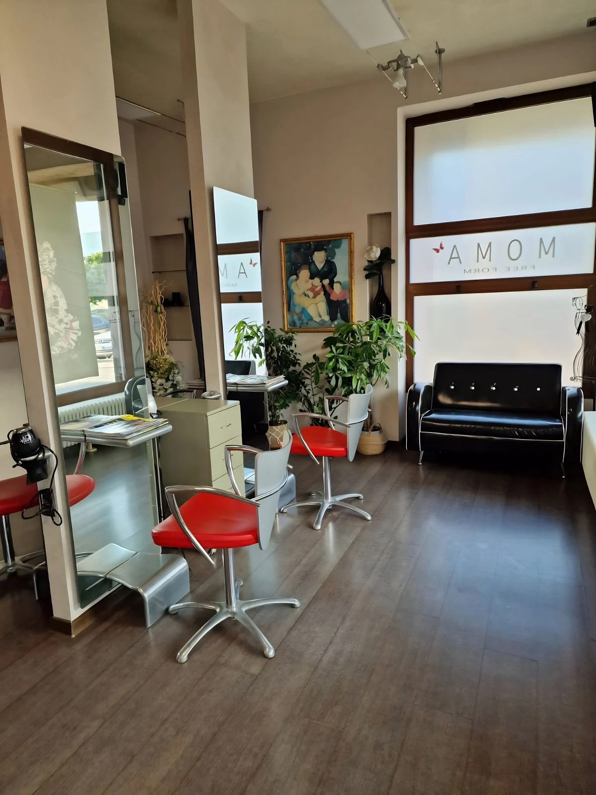 Interno del salone moderno e rilassato