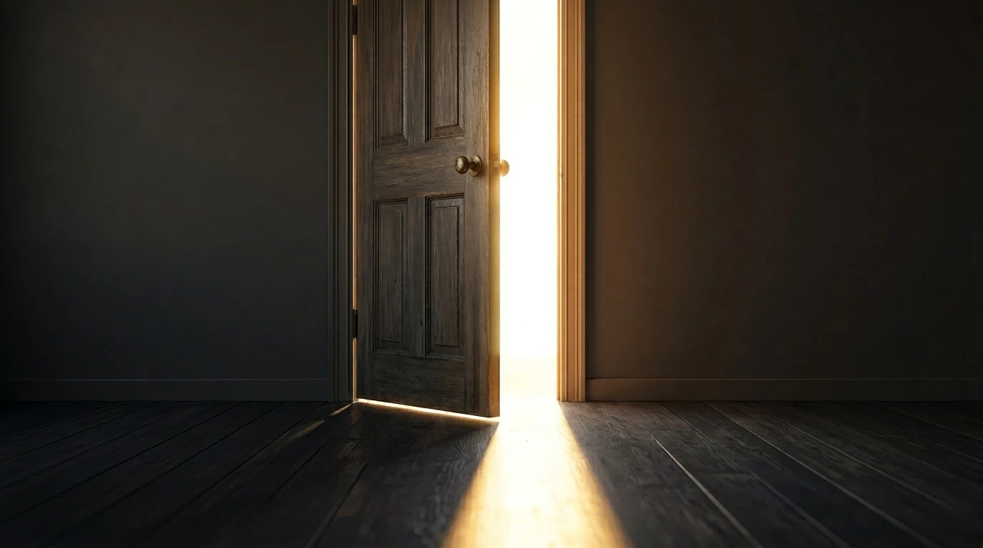 Offene Tür mit Morgenlicht dahinter — symbolisch für Neuanfang und Wiedereinstieg in den Beruf nach einer Pause