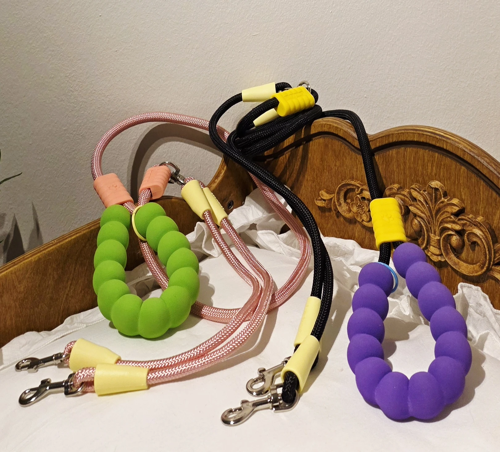Leather collars and stylish leashes