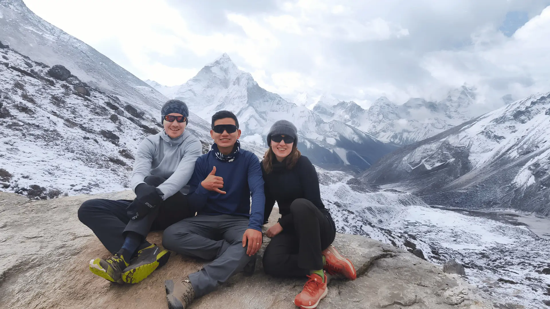 Trekkers on Himalaya 