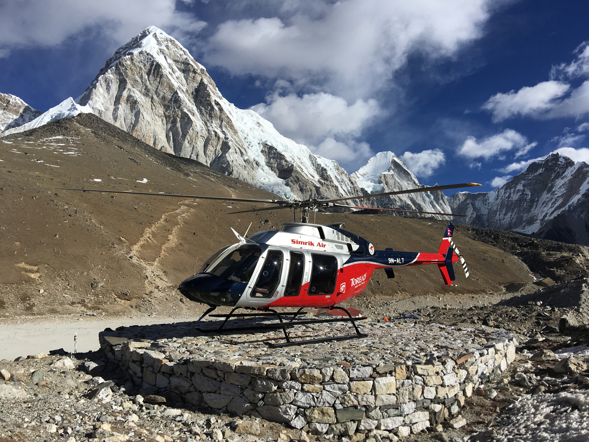 BELL 407GXP lands at Gorakshep.