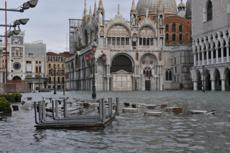 20130602195633-flood_piazza_san_marco_610x406