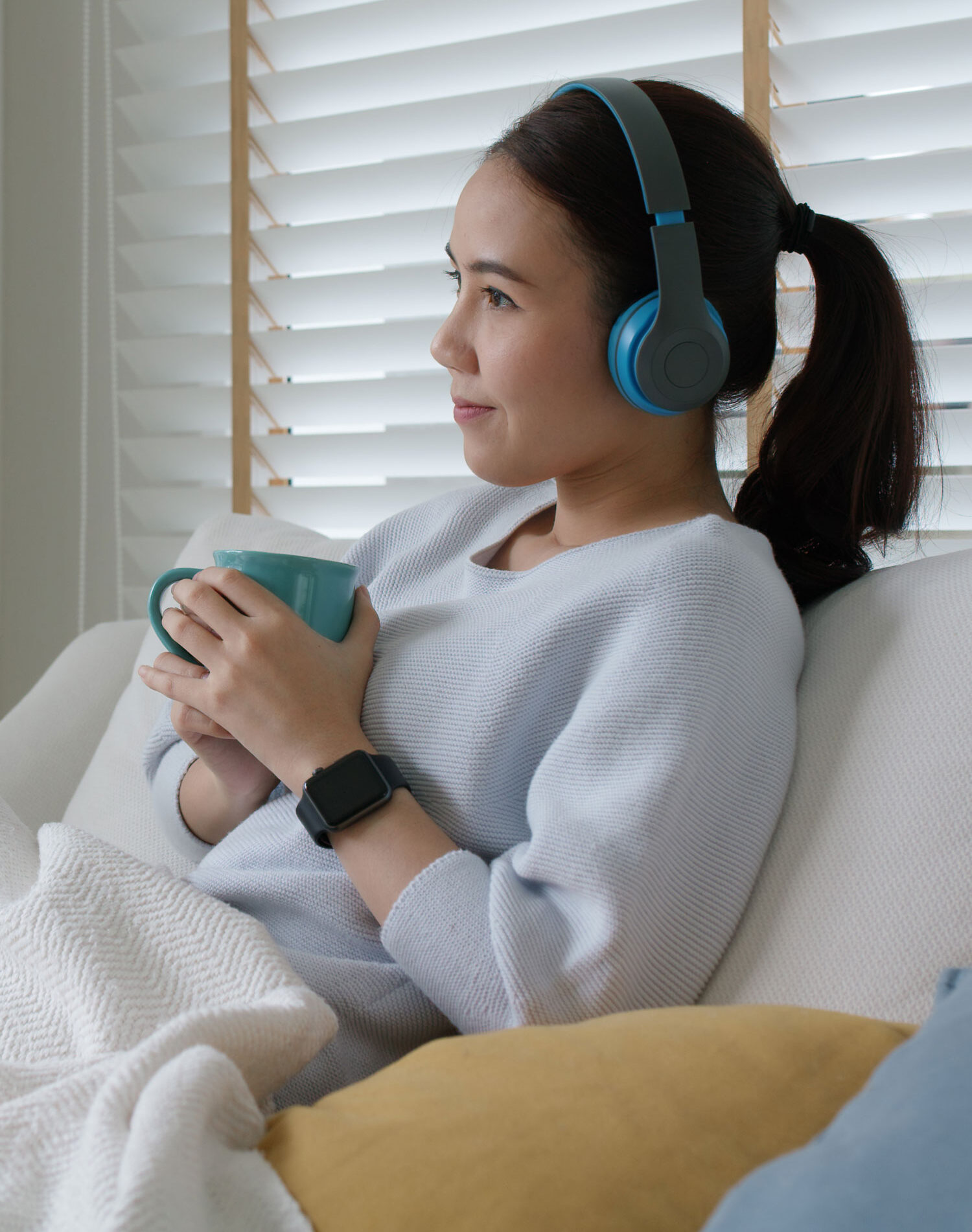 asian woman wearing headphones for tinnitus sound therapy