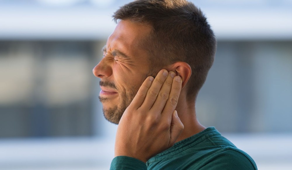 tinnitus young man discomfort