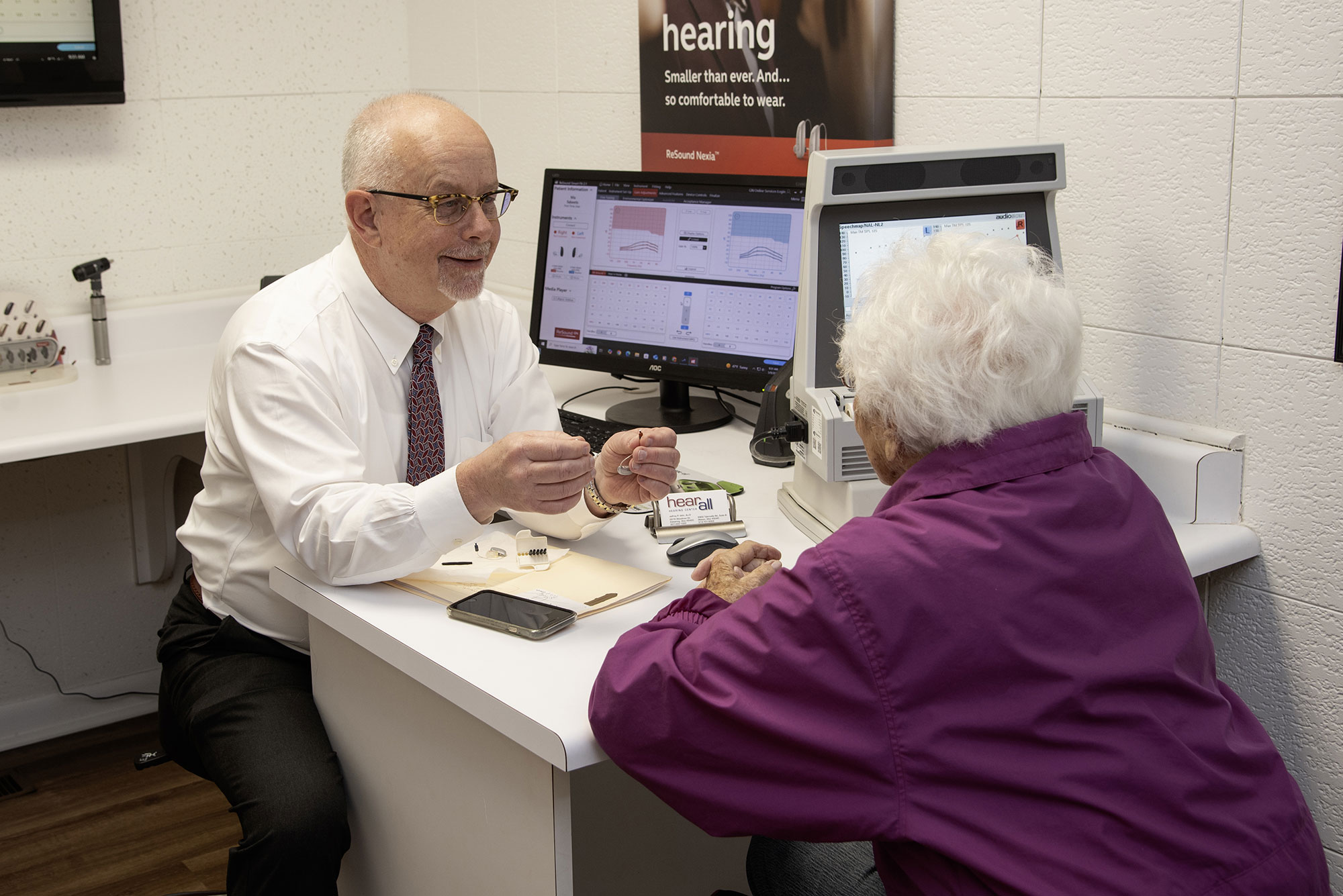 Hearall Jeff Vehr Au D explaining hearing aids to patient 75C2102