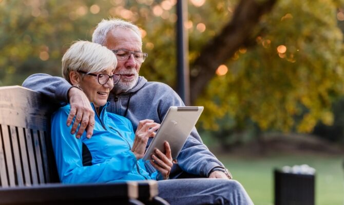 cta 1 wife husband looking at cell phone in park