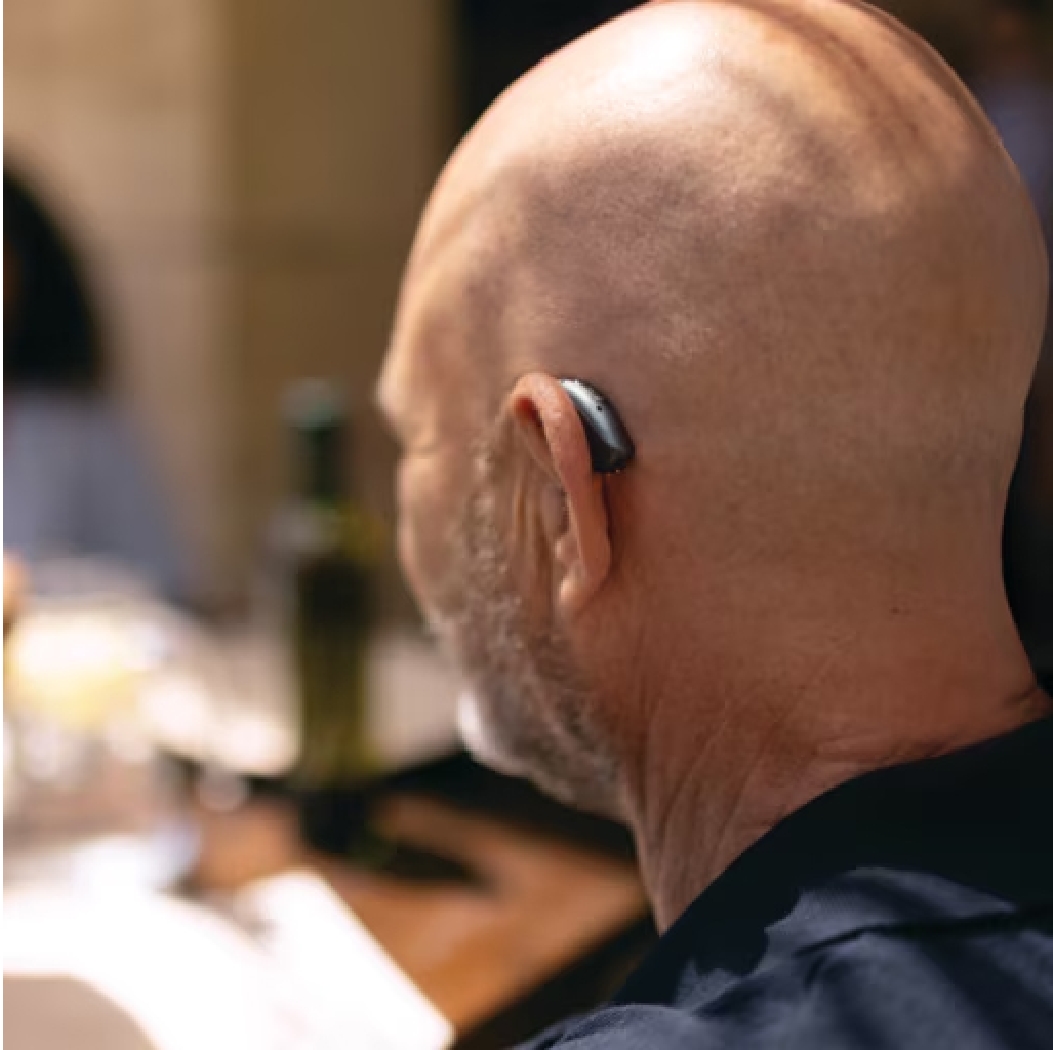 phonak audeo sphere infinio lifestyle man wearing hearing aid at table