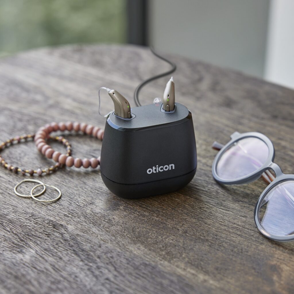 oticon intent smart charger lifestyle (4)