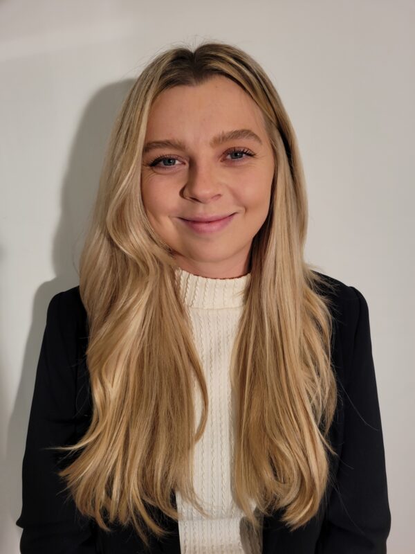 Anika Duenk Headshot2 2